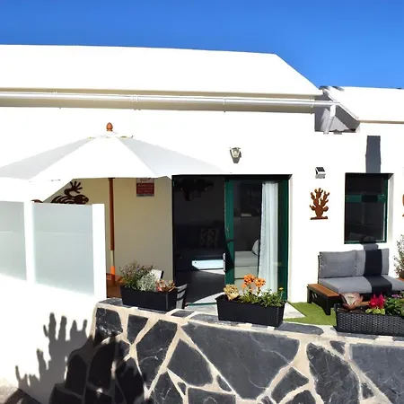 Apartment La Palmera: Beachfront With Pool View Costa Teguise