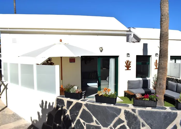 Apartment La Palmera: Beachfront With Pool View Costa Teguise