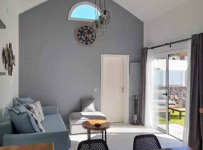 Apartment La Palmera: Beachfront With Pool View *