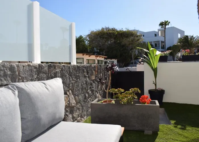 Apartment La Palmera: Beachfront With Pool View Costa Teguise