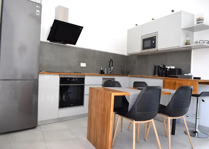 La Palmera: Beachfront With Pool View