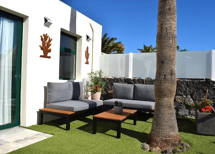 Apartment La Palmera: Beachfront With Pool View *