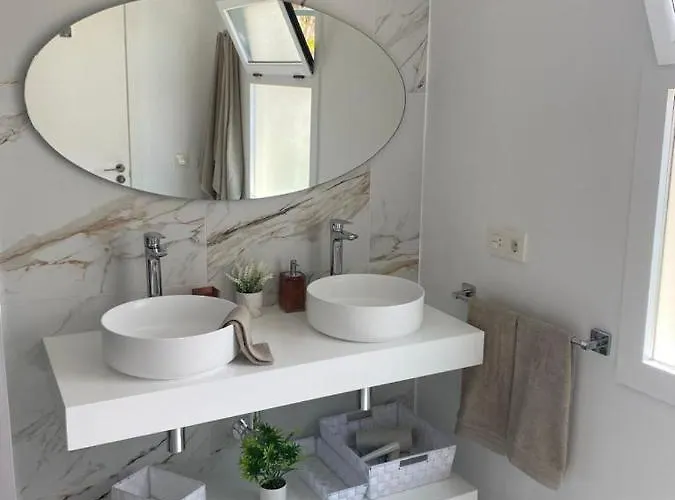 La Palmera: Beachfront With Pool View