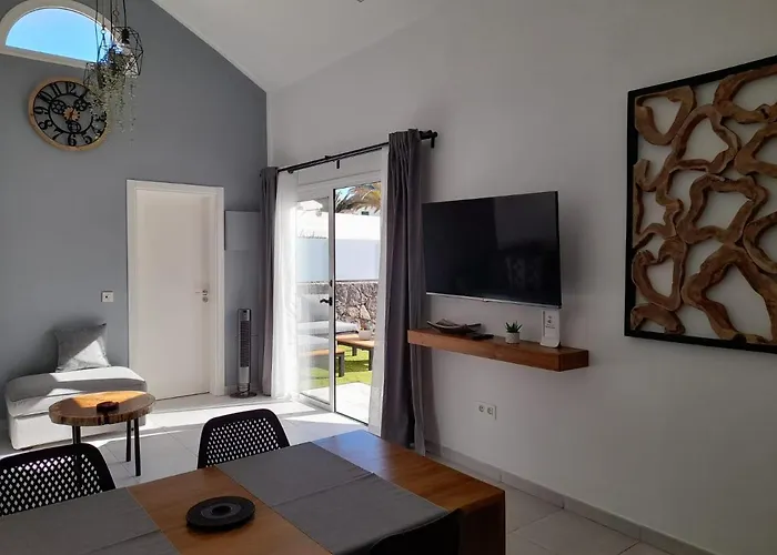 La Palmera: Beachfront With Pool View Apartment *