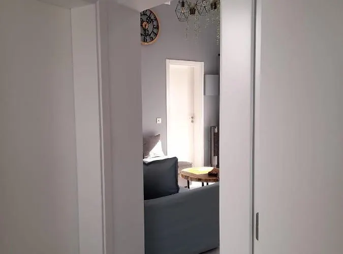 La Palmera: Beachfront With Pool View Apartment