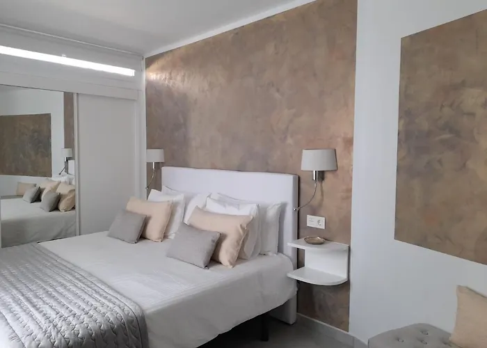 La Palmera: Beachfront With Pool View Apartment *