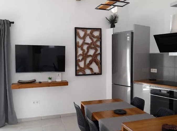 Apartment La Palmera: Beachfront With Pool View Costa Teguise