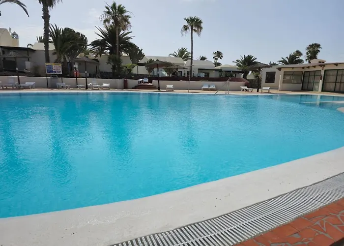 La Palmera: Beachfront With Pool View Apartment